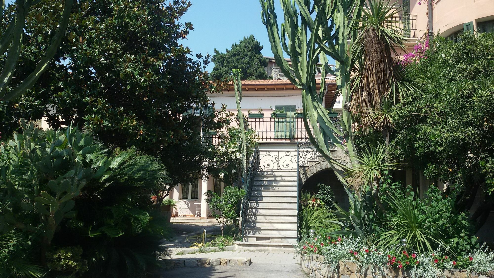 Hotel La Scogliera Bordighera Exterior photo